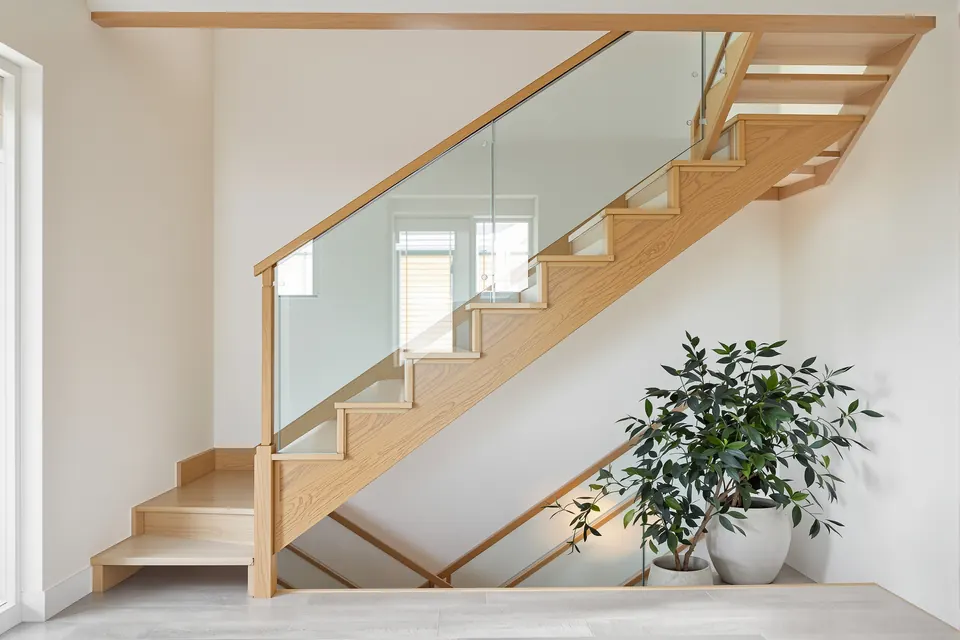 Escalier droit en chêne avec un garde-corps en verre