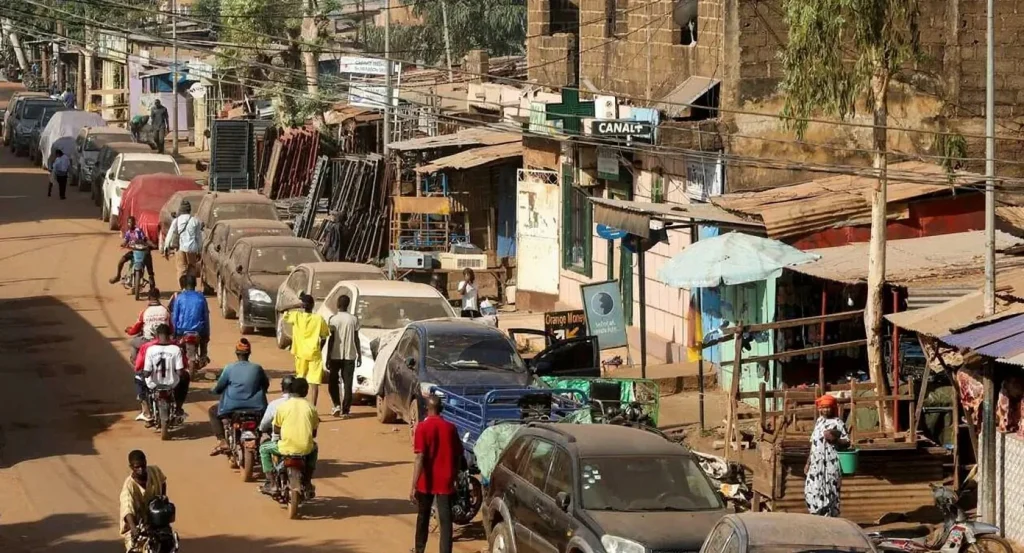 Mali : Paris évacue son personnel diplomatique, 4.000 Français appelés à partir