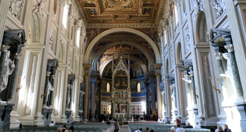 Un prêtre giflé dans la basilique San Giovanni à Rome après avoir interpellé un fumeur