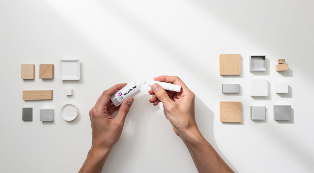 Colle qui colle tout : guide complet et sélection des meilleures colles universelles