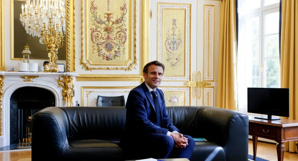 Quand Macron fait déménager un téléviseur en urgence pour l&rsquo;OM : la scène surréaliste révélée