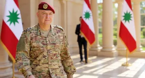 Joseph Aoun en uniforme militaire déclare le Hezbollah hors-la-loi