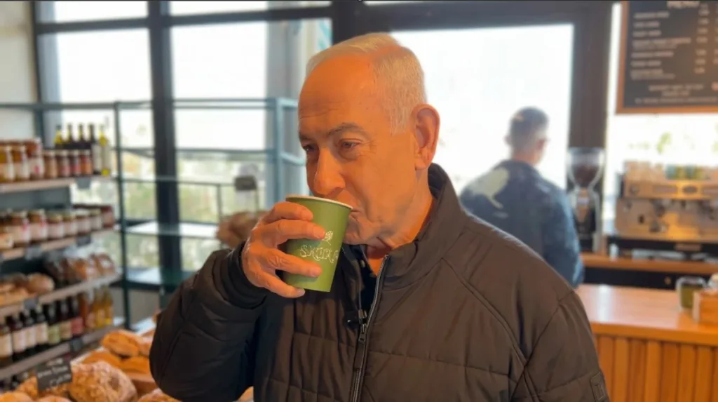 Netanyahu exhibe ses doigts pour prouver qu&rsquo;il est vivant