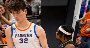 Olivier Rioux marque un dunk spectaculaire et le banc de touche explose de joie