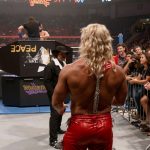 Chuck Norris avec la casquette noire lors du Casket Match entre l'Undertaker et Yokozuna aux Survivor Series 1994