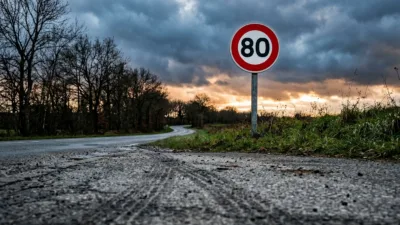 191 km/h sur la D228 : un motard perd son permis en voulant « tester sa moto »