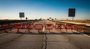 Accident sur l&rsquo;A84 à Gouvets : trois blessés, l&rsquo;autoroute coupée plusieurs heures