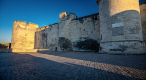 Aigues-Mortes au bord de la faillite : le maire dévoile un plan de rigueur sans hausse d&rsquo;impôts
