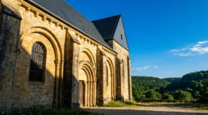 Baume-les-Messieurs : l&rsquo;abbaye au cœur d&rsquo;un débat sur patrimoine et urbanisation