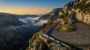 Calce : bloqué 12 heures dans son 4x4 au fond d'un ravin, il survit