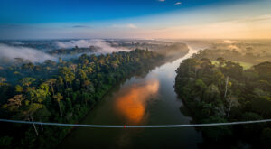 Camopi : les habitants barricadent le fleuve, les gendarmes coupent le câble