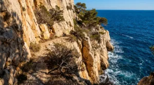 Chute d&rsquo;une randonneuse à Ramatuelle : hélitreuillage en urgence sur le sentier du littoral