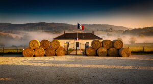 Crocq : des parents bloquent la gendarmerie avec des bottes de foin contre la fermeture d&rsquo;une classe