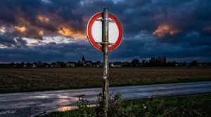 Deux-Sèvres : les agriculteurs retournent les panneaux pour dire que « ça marche sur la tête »