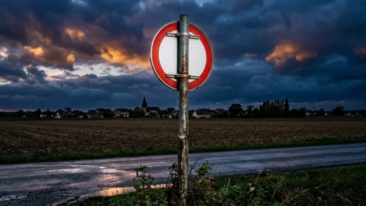 Deux-Sèvres : les agriculteurs retournent les panneaux pour dire que « ça marche sur la tête »