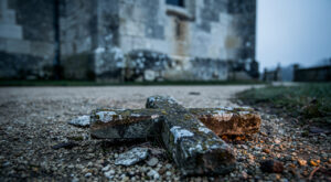 Felletin : l&rsquo;église Sainte-Valérie taguée, une croix renversée, plainte déposée