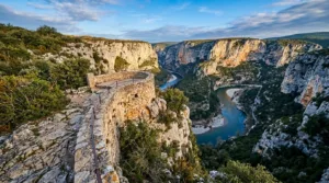 Gorges de l&rsquo;Ardèche : observer les rapaces depuis le Serre de Tourre