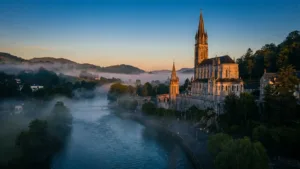 Hautes-Pyrénées : le tourisme religieux soutient une économie sous tension