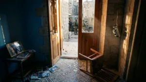 Hébron : Issa Amro agressé chez lui, l'armée israélienne regarde