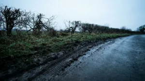 La Châtre : sortie de route sur chaussée glissante, le conducteur indemne