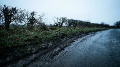 La Châtre : sortie de route sur chaussée glissante, le conducteur indemne