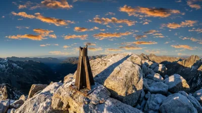 La croix du pic d'Aneto volée, sectionnée à la meuleuse à 3404 mètres