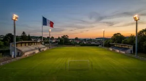 Macron au stade de Plaisir avec le Variétés Club de France pour les Pièces Jaunes