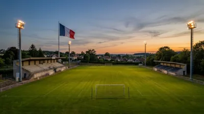 Macron au stade de Plaisir avec le Variétés Club de France pour les Pièces Jaunes