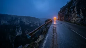 Pont-de-Roide : sa voiture bascule dans une falaise de 30 mètres, il s&rsquo;en sort vivant