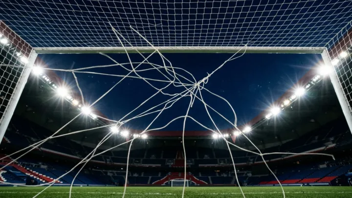 PSG battu à domicile par Lyon : la course au titre relancée