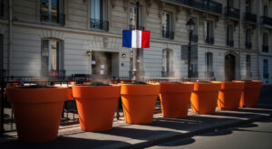 Saint-Ouen : la mairie remplace les blocs de béton par des pots de fleurs géants contre Master Poulet