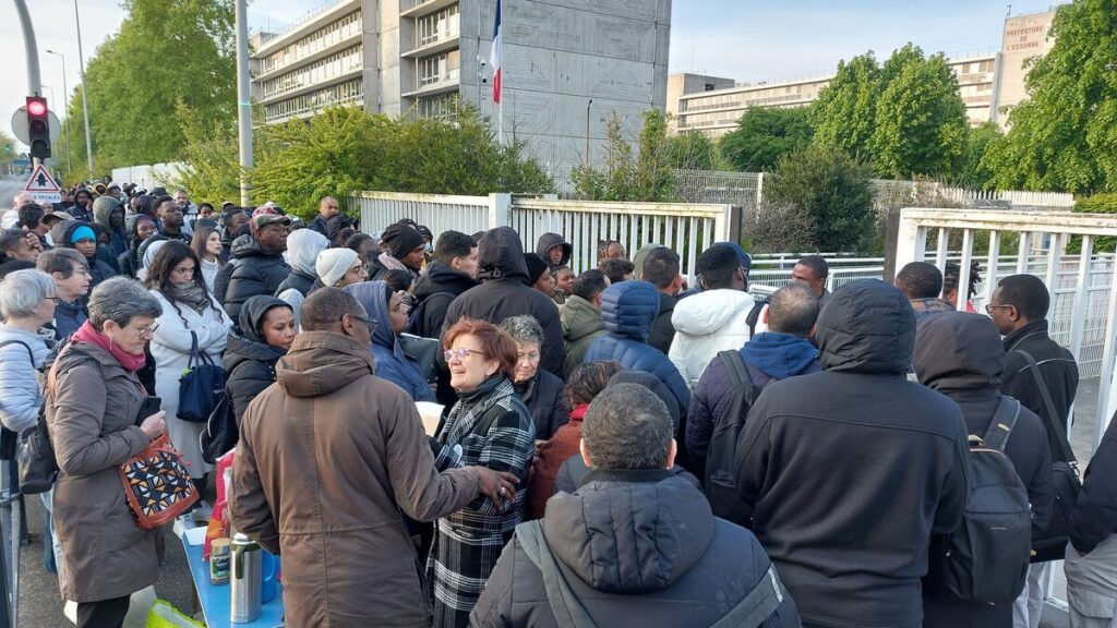 Titres de séjour : la crise qui a forcé l'État à bouger