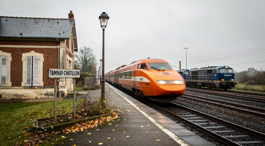 Un TGV historique orange traverse le Morvan : un spectacle rare en Nièvre