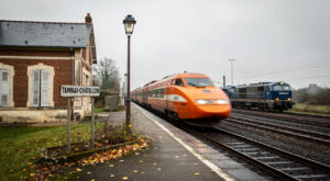 Un TGV historique orange traverse le Morvan : un spectacle rare en Nièvre