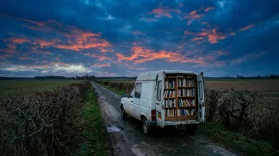 Vendée : la bibliothèque itinérante porte les livres jusqu'aux hameaux de Brem-sur-Mer