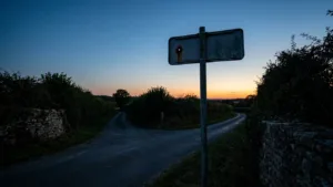 Villaines-les-Rochers : deux panneaux sens interdit volés, la route D57 sans signalisation
