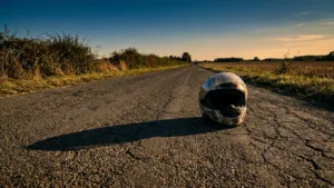 Villedieu-sur-Indre : un motard secouru, son casque lui a sauvé la vie