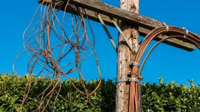 Villefranche-de-Rouergue : Orange retire enfin des câbles abandonnés après un an de signalements