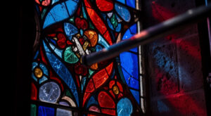 Vitraux de Notre-Dame : le démontage autorisé, les opposants préparent le recours