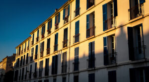 Amine Kessaci, 22 ans, élu président de Marseille Habitat : priorité au relogement des victimes du narcotrafic