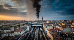 Bus en feu à la gare de Chalon-sur-Saône : évacuation sans blessés, trains peu touchés