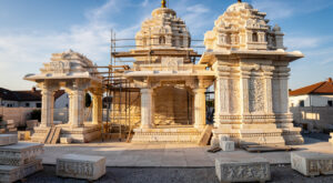 Bussy-Saint-Georges : le préfet Pierre Ory visite le chantier du premier temple hindou traditionnel de France