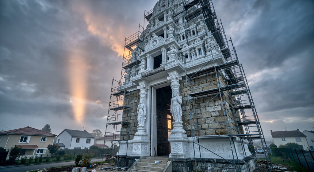 Bussy-Saint-Georges : le préfet visite le chantier du premier temple hindou traditionnel de France