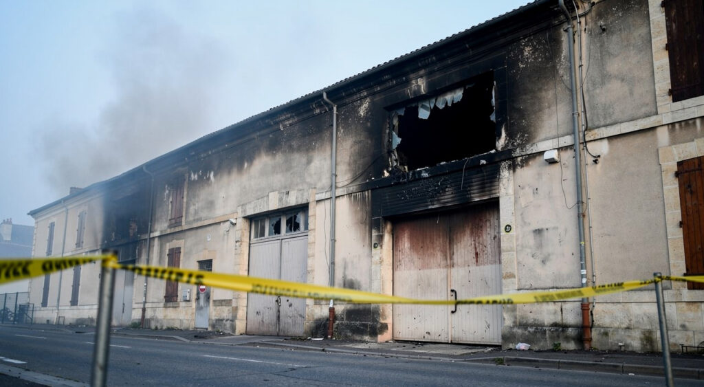 Cherbourg : incendie dans un entrepôt squatté maîtrisé, pas de victime