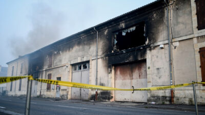 Cherbourg : incendie dans un entrepôt squatté maîtrisé, pas de victime