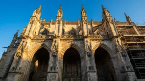 Colmar : le préfet Aubry assiste à la dépose des dernières statues de Saint-Martin