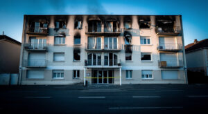 Décines-Charpieu : quatre jeunes de 16 à 18 ans en garde à vue pour l&rsquo;incendie criminel qui a tué trois personnes