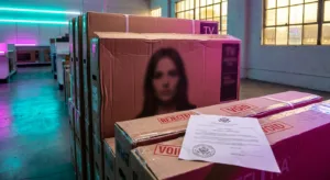 Dua Lipa attaque Samsung et réclame 15 millions de dollars pour son visage sur des cartons de TV