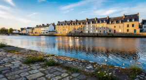 Flash mob à Lannion : lycéennes et aînés dansent ensemble sur le quai d&rsquo;Aiguillon