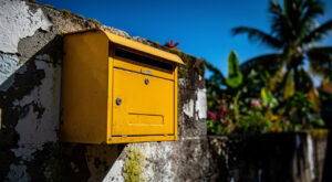 Fond Saint-Denis : Nadeau et Romana rencontrent La Poste pour préserver le bureau local